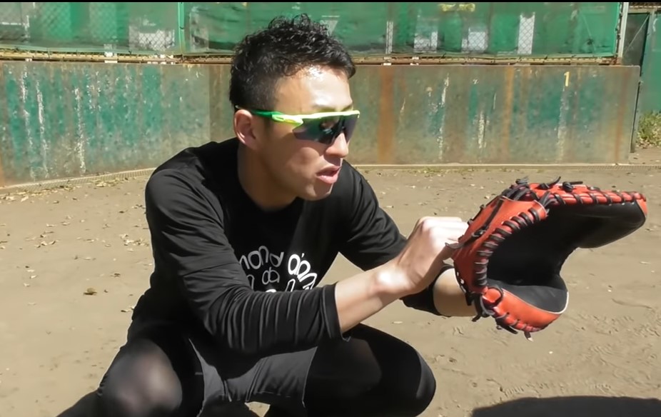 右手をミットの後ろに持ってくる